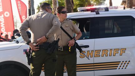 Deux officiers de police sur la scène de crime à San Bernardino (Californie), le 2 décembre&nbsp; 2015. (FREDERIC J. BROWN / AFP)