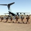 Des soldats de l'opération Barkhane à la base militaire&nbsp;de&nbsp;Tombouctou (Mali), le 5 décembre 2021.&nbsp; (THOMAS COEX / AFP)