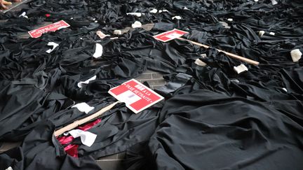 Jeudi 9 janvier 2019, plusieurs centaines d'avocats avaient également jeté leur robe par terre au Palais de justice de Lille pour protester contre la réforme des retraites. (FRANCOIS CORTADE / RADIO FRANCE)