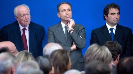 De gauche &agrave; droite, le patron des s&eacute;nateurs UMP, Jean-Claude Gaudin, le secr&eacute;taire g&eacute;n&eacute;ral de l'UMP, Jean-Fran&ccedil;ois Cop&eacute;, et le chef de file des d&eacute;put&eacute;s UMP, Christian Jacob, assistent &agrave; une r&eacute;union autour du Premier ministre Fran&ccedil;ois Fillon, le 17 janvier 2012 &agrave; Paris. (FLORENT DUPUY&nbsp;/ SIPA)