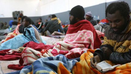 Des migrants africains dans un centre de détention de la région de Tripoli. Ils seraient 500.000 à être détenus arbitrairement.  (Photo AFP/Mahmud Turkia)