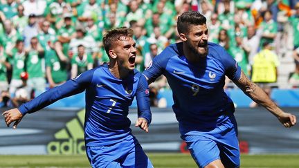 Antoine Griezmann célèbre son but avec&nbsp;Olivier Giroud, lors du match France-Irlande, le 26 juin 2016 à Lyon. (REUTERS)