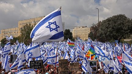 Des manifestants se rassemblent devant le Parlement israélien à Jérusalem, le 27 mars 2023. (HAZEM BADER / AFP)