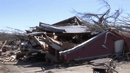 De nombreuses tornades aux effets dévastateurs touchent les États-Unis depuis plusieurs jours. 30 victimes ont été recensées et neuf États ont fait les frais de ces épisodes météorologiques, dont le Tennessee, où des villages ont été rayés de la carte. (franceinfo)