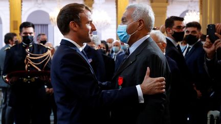 Emmanuel Macron a remis les insignes de Chevalier de la Légion d'honneur à Salah&nbsp;Abdelkrim,&nbsp;lors d'une cérémonie à la mémoire des Harkis,&nbsp;à l'Élysée, le 20 septembre 2021. (GONZALO FUENTES / POOL)