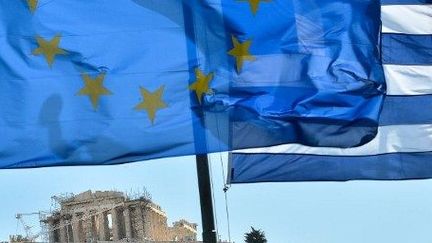 Les drapeaux européen et grec sur fond de Parthénon à Athènes. (ANDREAS SOLARO / AFP)