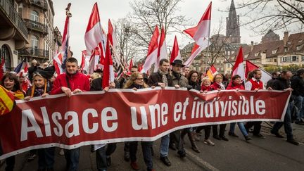 Des Alsaciens manifestent contre la réforme territoriale à Strasbourg (Bas-Rhin), le 14 mars 2015. (CLAUDE TRUONG-NGOC / CITIZENSIDE / AFP)