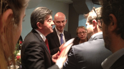 Jean-Luc M&eacute;lenchon, le candidat du Front de gauche,&nbsp;dans les coulisses de "Des paroles et des actes", le 12 avril 2012. (ARNAULD CHAMPREMIER-TRIGANO / TWITTER)