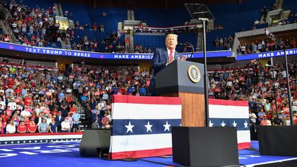 Le président américain, Donald Trump, lors d'un meeting à Tulsa, dans l'Etat de l'Oklahoma (Etats-Unis), le 20 juin 2020.&nbsp; (NICHOLAS KAMM / AFP)