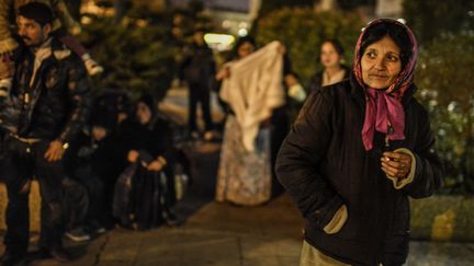 Des Roms &eacute;vacu&eacute;s de leur camp se pr&eacute;parent &agrave; passer la nuit devant le palais de justice de Lyon (Rh&ocirc;ne), le 3 avril 2013. (JEFF PACHOUD / AFP)