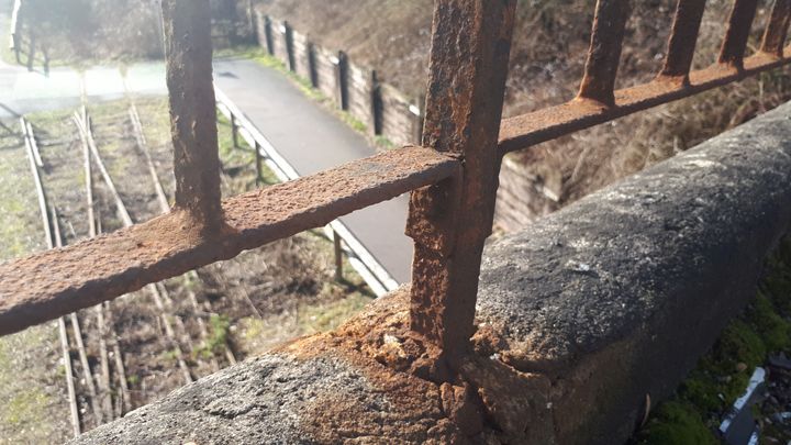 Les barrières du pont sont rouillées et abîmées. (FARIDA NOUAR / RADIO FRANCE)