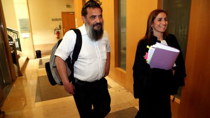 Sylvain Tzion Saadoun&nbsp;et son avocate, Karine Sabbah, arrivent au tribunal de Marseille, le 12 mai 2016.&nbsp; (MAXPPP)