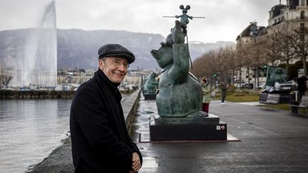 Philippe Geluck pose à côté d'une statue de son "Chat", le 21 février 2022 à Genève. (MAGALI GIRARDIN / EPA/KEYSTONE)