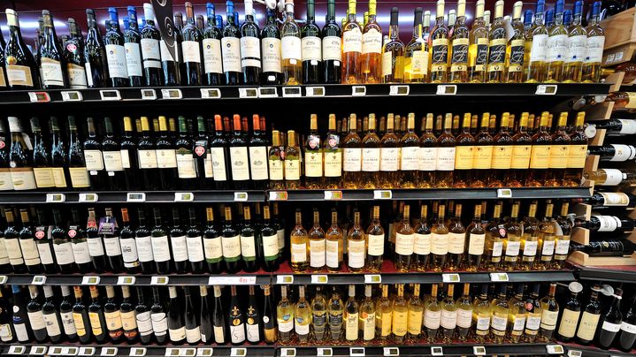 Un rayon de bouteilles de vin dans un supermarch&eacute; de Bailleul (Nord), le 15 f&eacute;vrier 2012. (PHILIPPE HUGUEN / AFP)