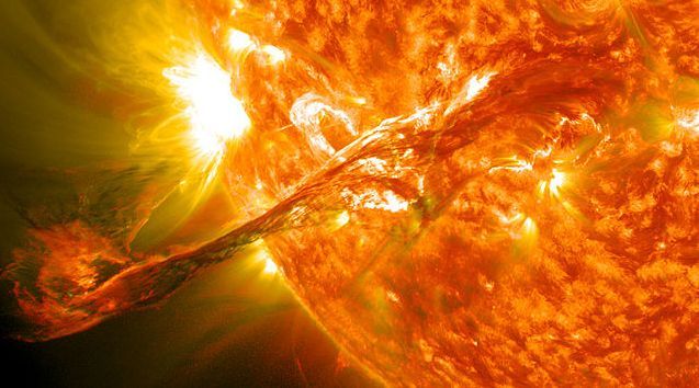 Filament solaire géant photographié le 31 août 2012 à 20h36 UTC. Cette photo a emporté le 2e prix de la photo de l'Année Wikimedia 2012.
 (NASA Goddard Space Flight Center)