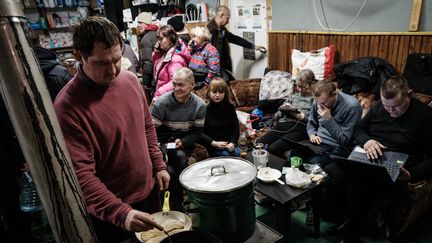 Un volontaire cuisine dans un centre humanitaire à Bakhmout, en Ukraine, le 3 février 2023. (YASUYOSHI CHIBA / AFP)