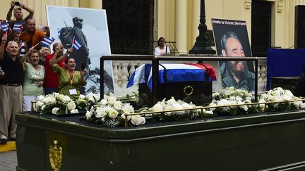 L'urne contenant les cendres du leader cubain Fidel Castro a été exposée au public à&nbsp;Santa Clara (Cuba), le 1er décembre 2016,&nbsp;lors de son périple&nbsp;de quatre jours à travers l'île.&nbsp;  (RONALDO SCHEMIDT / AFP)