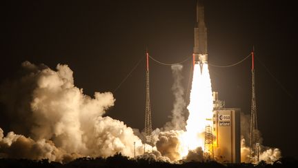 Ariane 5 d&eacute;colle avec &agrave; son bord le cargo ATV4, &agrave; Kourou (Guyane), le 5 juin 2013. (JODY AMIET / AFP)