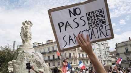 Une manifestation contre l'extension du pass sanitaire à Montpellier (Hérault), le 31 juillet 2021. (NICOLAS PORTNOI / HANS LUCAS / AFP)