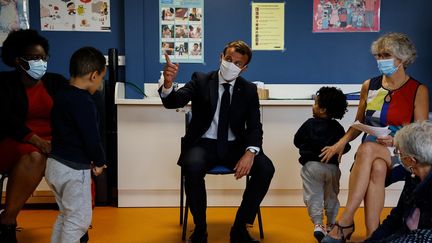 Emmanuel Macron lors d'une visite d'un centre de protection maternelle et infantile (PMI), mercredi 23 septembre 2020 à Longjumeau (Essonne). (LUDOVIC MARIN / AFP)