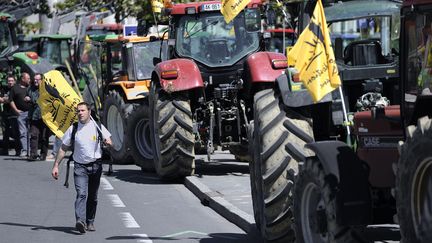 Pr&egrave;s de 200 tracteurs protestent contre le futur a&eacute;roport de Notre-Dame-des-Landes, le 3 mai 2012 &agrave; Nantes (Loire-Atlantique). (JEAN-SEBASTIEN EVRARD / AFP)