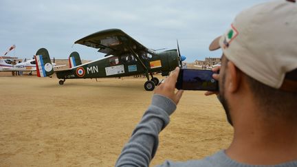 C'est ici – le lieu se nommait alors Cap Juby – qu'Antoine de Saint-Exupéry fut chef d'escale entre 1927 et 1929, entre un fortin espagnol surplombant l'océan et les dunes ocre du Sahara. Dans ce décor aride et dépeuplé, il écrit «Courrier Sud» et puise, selon nombre de ses exégètes, l'inspiration pour son «Petit prince».
 (Clément MELKI / AFP)