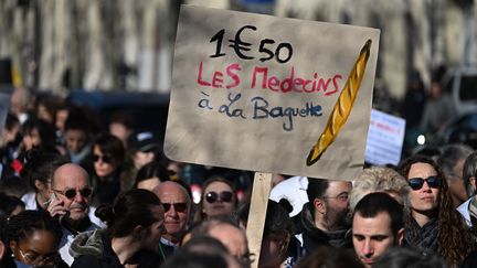 Des médecins libéraux lors d'une manifestation à Paris, en février 2023. (EMMANUEL DUNAND / AFP)