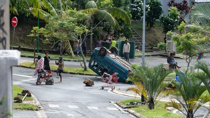 Un véhicule retourné, à Nouméa, le 16 mai 2024, en marge du mouvement de contestation sur fond de crise constitutionnelle. (DELPHINE MAYEUR / AFP)