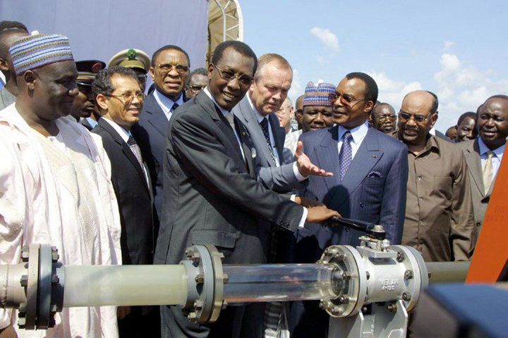 Le président tchadien Idriss Deby inaugure une installation pétrolière à Komé (sud-ouest duTchad) le 10 octobre 2003.
 (DESIREY MINKOH / AFP)