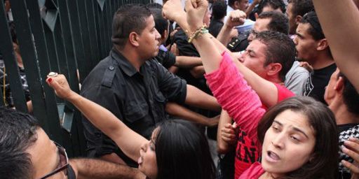 Des centaines d'étudiants manifestant à Tunis le 30-9-2013 pour demander une réforme du système universitaire. (AFP - Citizenside - Chedly ben Ibrahim)