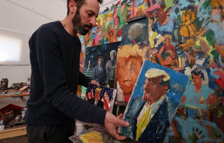 Le peintre Iddo Markus dans son atelier. (EMMANUEL DUNAND / AFP)