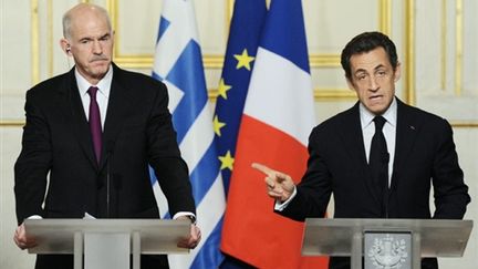 Le Premier ministre grec, George Papandréou, et le président français Nicolas Sarkozy à l'Elysée, le 07 mars 2010 (AFP/MIGUEL MEDINA)