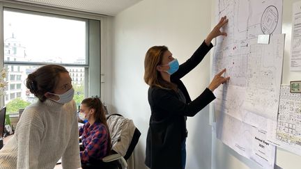 Florence de la Moureyre, gérante&nbsp;d'Expo Salon (à droite) avec ses équipes dans leurs locaux à Paris, le 30 avril 2021. (BORIS LOUMAGNE / RADIO FRANCE)