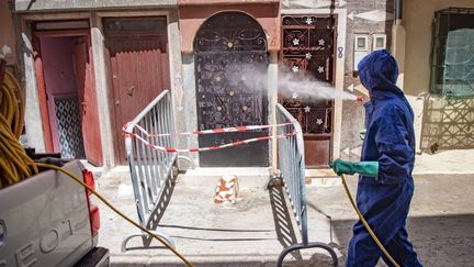 Un employé municipal désinfecte devant une maison&nbsp;dans la ville portuaire de Safi, dans le sud du pays, le 9 juin 2020. (FADEL SENNA / AFP)