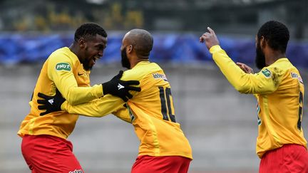 Jackson Mendes célèbre un but avec ses coéquipiers&nbsp;lors de la rencontre entre La Duchère et Nîmes en 32e de finale de Coupe de France, au stade Balmont à Lyon (Rhône), le 5 janvier 2019. (JEFF PACHOUD / AFP)