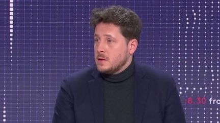 Julien Bayou, secrétaire national d'Europe Ecologie-les Verts, était l'invité du "8h30 franceinfo" le 17 novembre 2021. (FRANCEINFO / RADIOFRANCE)