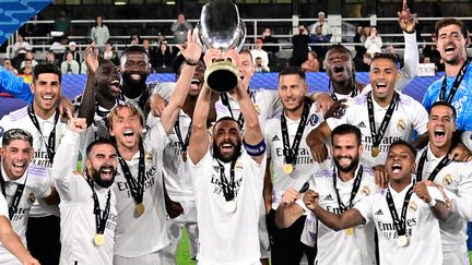 Karim Benzema et les joueurs du Real Madrid soulèvent le trophée de la Supercoupe d'Europe après leur victoire face à l'Eintracht Francfort, le 10 août 2022. (JAVIER SORIANO / AFP)