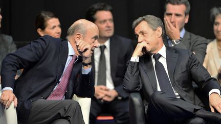 Alain Juppé et Nicolas Sarkozy, le 14 octobre 2015 à Limoges (Haute-Vienne). (NICOLAS TUCAT / AFP)