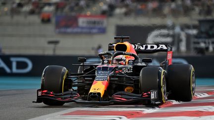 Le Néerlandais Max Verstappen, en lice pour le titre de champion du monde lors des qualifications du dernier Grand Prix de la saison à Abu Dhabi, le 11 décembre 2021. (ANDREJ ISAKOVIC / AFP)