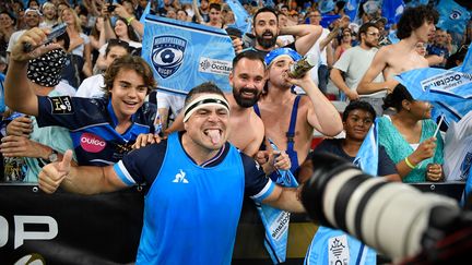 Le talonneur montpelliérain, Guilhem Guirado avec les supporters, après la victoire de Montpellier contre l'UBB, le 18 juin 2022. (NICOLAS TUCAT / AFP)