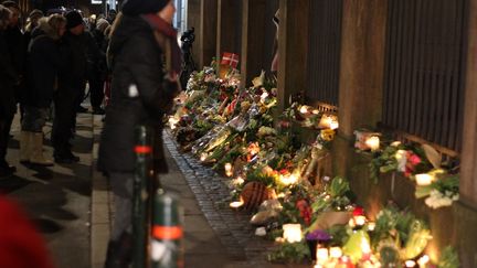 D&egrave;s dimanche 15 f&eacute;vrier, des dizaines de bouquets de fleurs devant la grande synagogue de Copenhague, o&ugrave; a eu lieu le deuxi&egrave;me attentat. Un jeune homme Dan Uzan, a &eacute;t&eacute; tu&eacute; dans la nuit de samedi &agrave; dimanche alors qu'il assurait la s&eacute;curit&eacute; d'une bar-mitzvah, qui se tenait &agrave; l'int&eacute;rieur.&nbsp; (CITIZENSIDE/MICHAEL HANSEN / AFP)