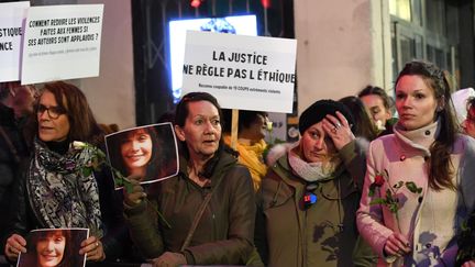 Un rassemblement de féministes, tenant une photo de Marie Trintignant, à Montpellier contre la venue de Bertrand Cantat. (PASCAL GUYOT / AFP)