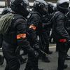 Des policiers membres de la Brav-M, en opération dans le cadre de la manifestation contre la réforme des retraites, à Paris, le 23 mars 2023. (JAN SCHMIDT-WHITLEY/LE PICTORIUM / MAXPPP)