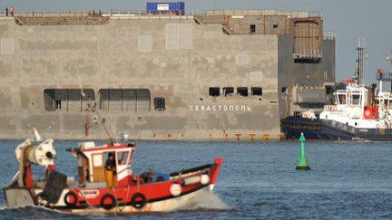 Saint-Nazaire, le 15 juillet 2014. Une partie du «Sébastopol», un navire de guerre de classe Mistral en construction dans le port français. Le «Sébastopol» est l'un des deux navires commandés par la marine russe à la France, qui devait en assurer l'assemblage final.  (AFP PHOTO / JEAN-SEBASTIEN EVRARD)