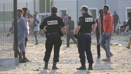 Des policiers encadrent l'évacuation de migrants après une distribution de repas, le 21 juin 2017, à Calais (Pas-de-Calais). (MAXPPP)