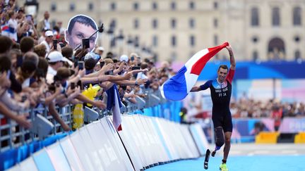 Alexis Hanquinquant célèbre son titre paralympique de triathlon PTS4, le 2 septembre 2024, sur le pont Alexandre-III. (ZAC GOODWIN / MAXPPP)