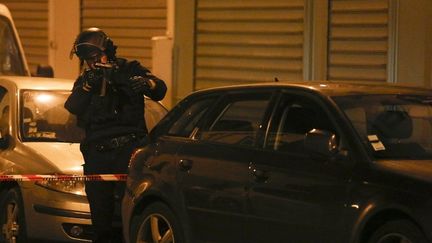 Un officier de police, près de la rue Bichat, le soir des attaques terroristes du 13 novembre 2015.&nbsp; (FLORIAN DAVID / AFP)