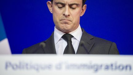 Le ministre de l'Int&eacute;rieur Manuel Valls, le 31 janvier 2014 &agrave; Paris, lors d'une conf&eacute;rence de presse sur la politique d'immigration. (FRED DUFOUR / AFP)