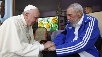 20 septembre 2015. Fidel Castro rencontre le pape François. Le souverain pontife s'est félicité, lors de son séjour, du rapprochement de Cuba et des Etats-Unis.&nbsp; (ALEX CASTRO / AP / SIPA)