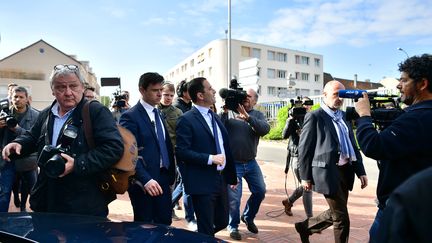 Benoît Hamon arrive dans son bureau de vote de Trappes (Yvelines), dimanche 23 avril 2017. (PHILIPPE LOPEZ / AFP)